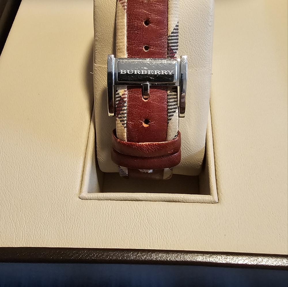 Burberry BU2152 Women’s Heritage Watch, Rectangular Face, Nova Check Strap & Box - Picture 6 of 15